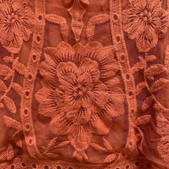 entro Sleeveless Embroidered Mesh Overlay Babydoll Loose Fit Flowy Tank Blouse - Picture 4 of 5